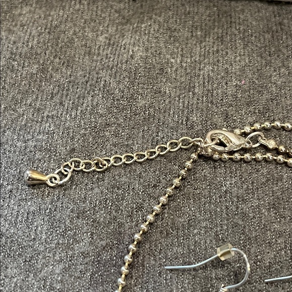 ๐ป3/$15 Silvertone Fleur de Lis Necklace & Earrings Set - Picture 4 of 8